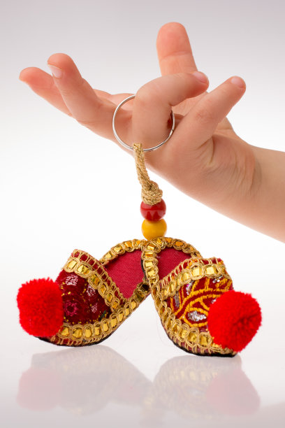 手拿传统拖鞋图片下载