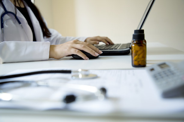 在办公室工作的女医生图片下载