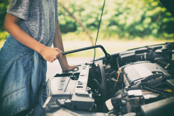 亚洲女工程师手里拿着一把扳手，准备在路上修理汽车图片下载
