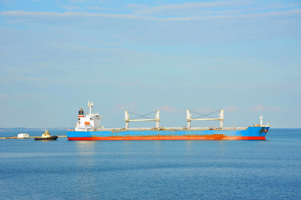 拖船协助散货船图片下载