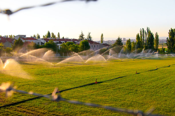 洒水器浇草图片下载