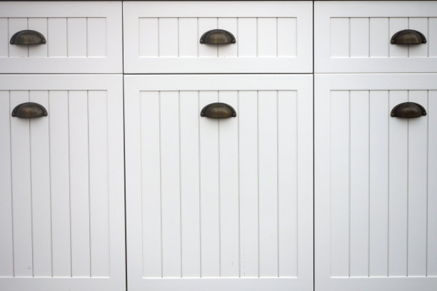 黑色金属把手的复古木抽屉柜图片下载