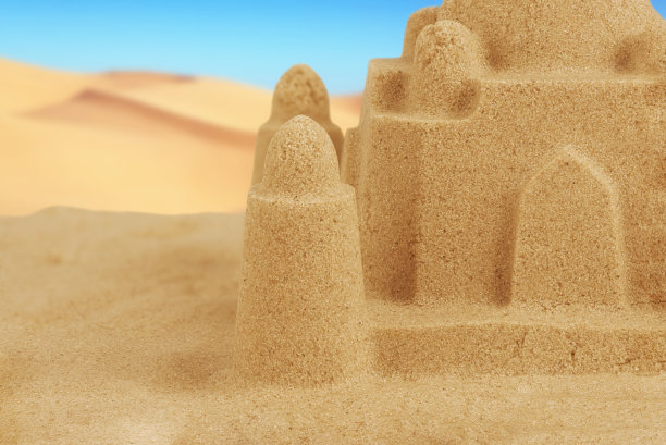 近距离观察海滩上的沙堡。图片下载