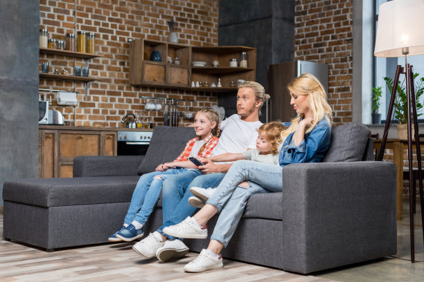 家人看电视图片下载