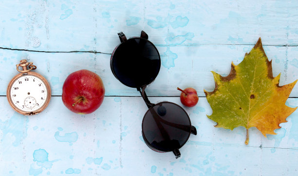 圆偏振复古太阳镜，素材图片