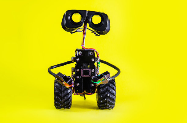 带有电线和轮子的未来机器人概念图片下载