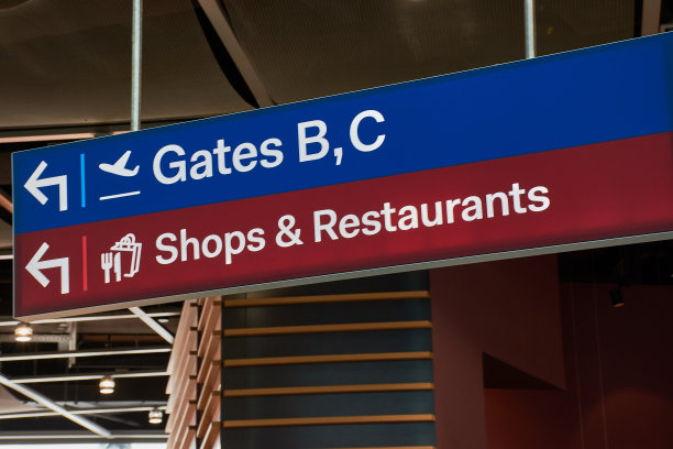 在机场签到登机门图片下载