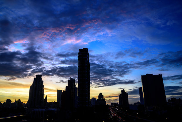 曼谷的天际线在日落与戏剧性的云/剪影场景图片下载