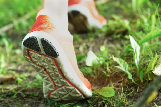 女孩在乡间小路上奔跑。图片下载