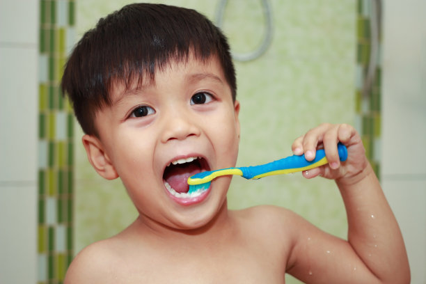 男孩刷牙。图片下载