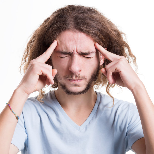 专注沉思的人，手指放在寺庙上图片下载