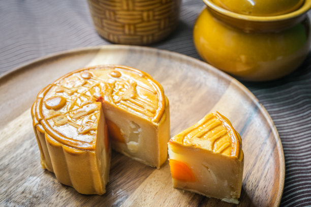 中秋月饼放在木盘上图片下载