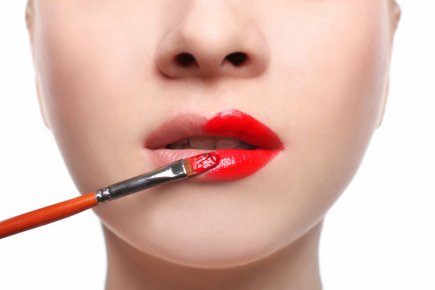 化妆师用刷子涂口红，美容图片下载