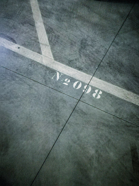 在光滑的灰色水泥地面上的停车场N2098纹理特写图片下载