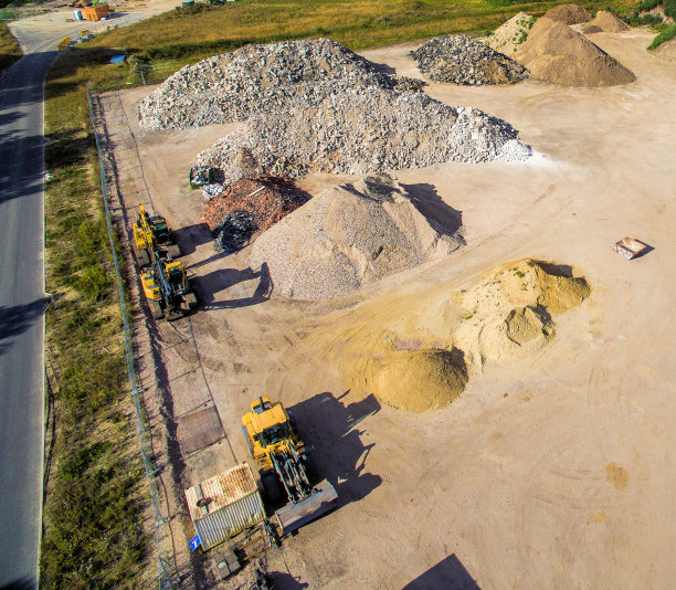 在一个回收工厂里成堆的沙子和土壤，航拍照片图片下载