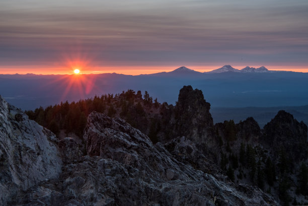 日落时分宝琳娜峰的岩石图片下载