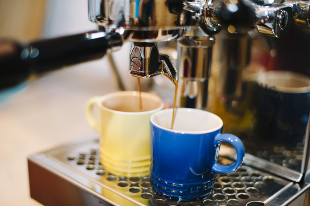 新鲜的咖啡和美丽的老虎乳脂从无底的门滤器倾泻图片下载