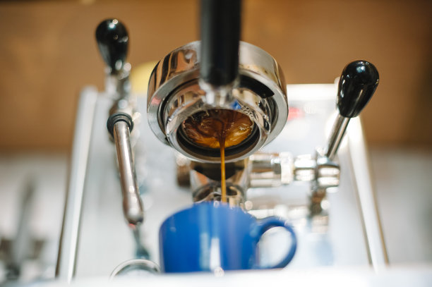 新鲜的咖啡和美丽的老虎乳脂从无底的门滤器倾泻图片下载