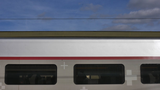 蓝天上的火车车厢图片下载