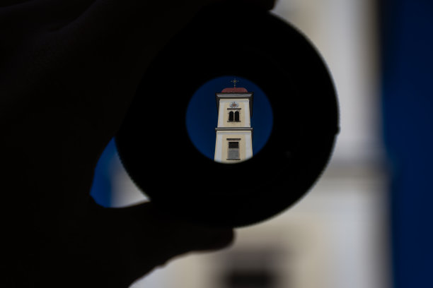 一个教堂的钟塔透过镜头拍摄下来图片下载