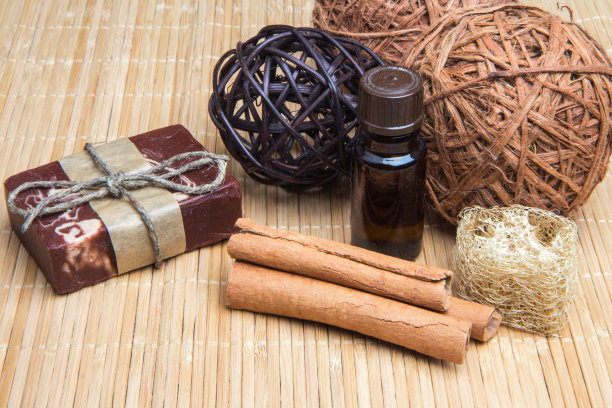 用肥皂、香油、肉桂和丝瓜络在竹子上做静物水疗。图片下载