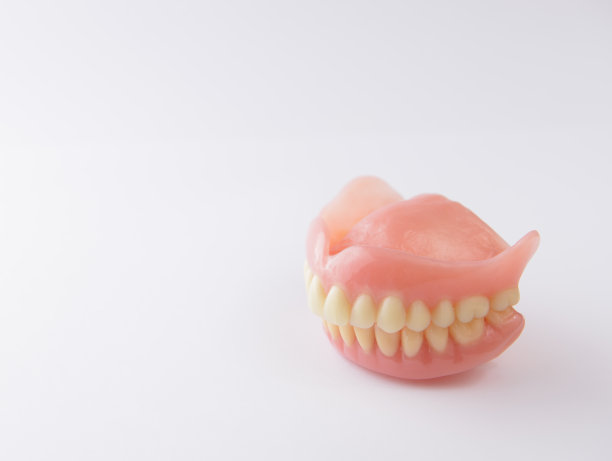 白色背景上的假牙图片下载