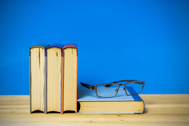 特写精装书孤立在蓝色背景。复制空间概念为年度报告，业务，图书馆或其他您的内容。图片下载