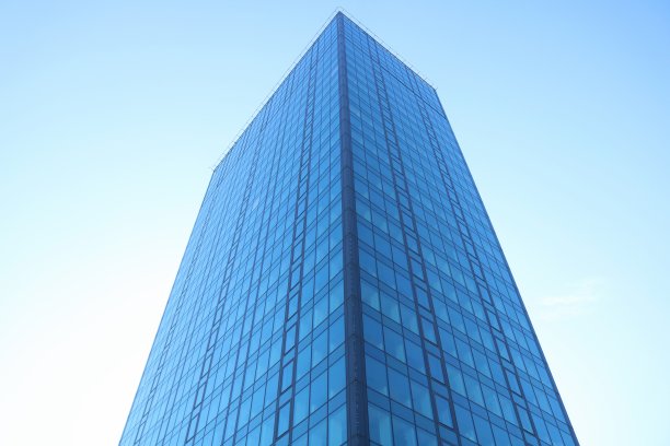 蓝天映衬下的摩天大楼图片下载