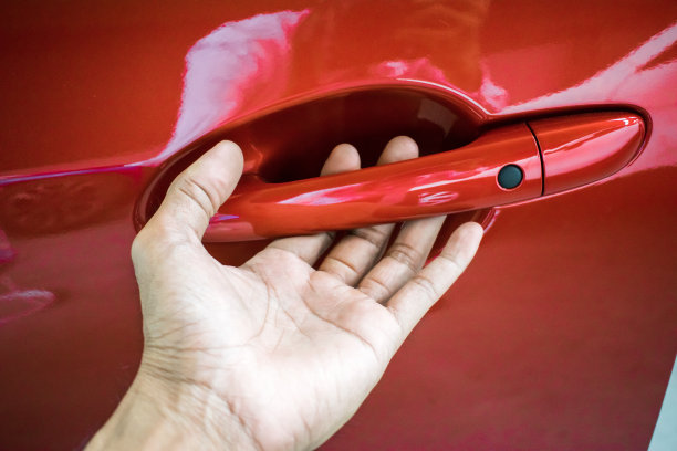 车门把手为红色。使用墙纸或背景运输和汽车图像。图片下载