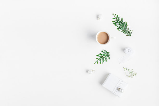 咖啡，圣诞礼物，杜佳树枝。平躺，俯视图图片下载