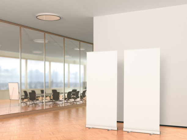 现代办公室的空白卷式旗杆架图片下载
