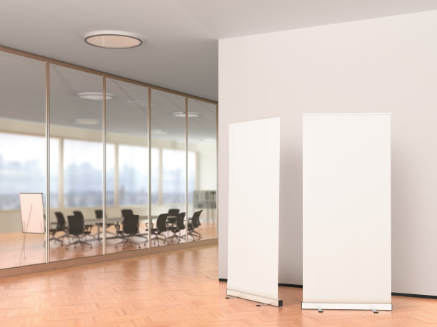 现代办公室的空白卷式旗杆架图片下载