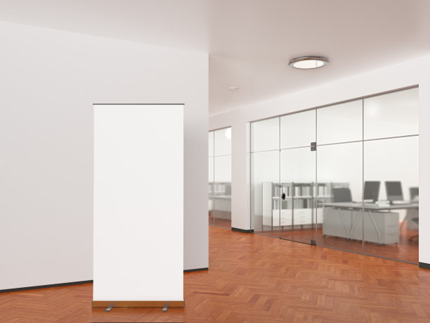 现代办公室的空白卷式旗杆架图片下载