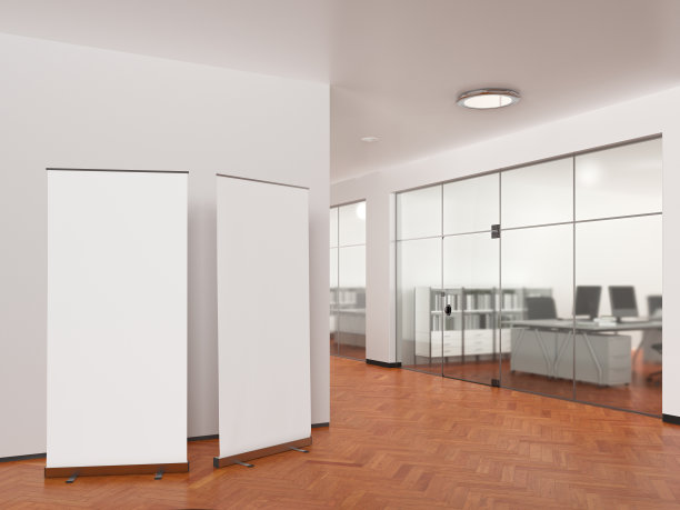 现代办公室的空白卷式旗杆架图片下载