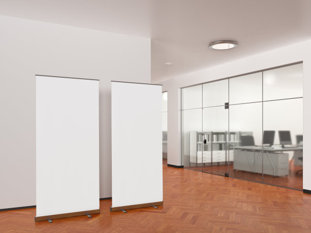 现代办公室的空白卷式旗杆架图片下载