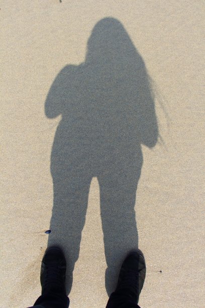 沙滩上一个女人的影子图片下载