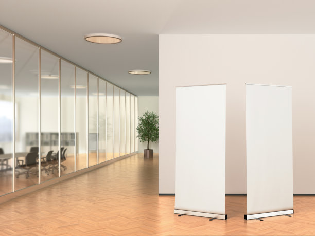 现代办公室的空白卷式旗杆架图片下载