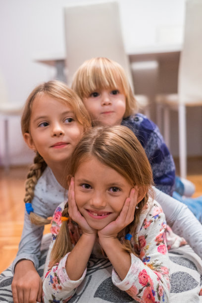 兄弟在姐妹之上图片下载