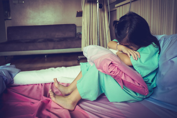 生病的亚细亚儿童入院时手上用生理盐水静脉注射。图片下载