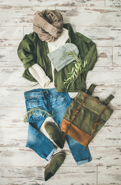 平铺的秋季女装套装，时尚的秋季装扮图片下载