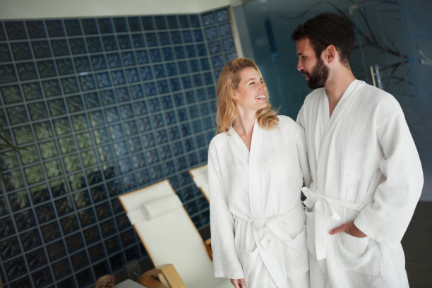 美丽的女人和英俊的男人在温泉中心的照片图片下载