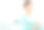 美丽的女人站在家庭厨房素材图片