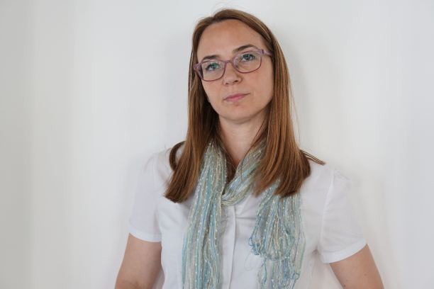 厌倦和疲惫的年轻女子向上看图片下载