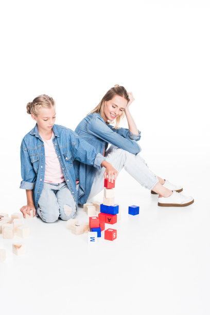 母亲和女儿用字母块图片下载