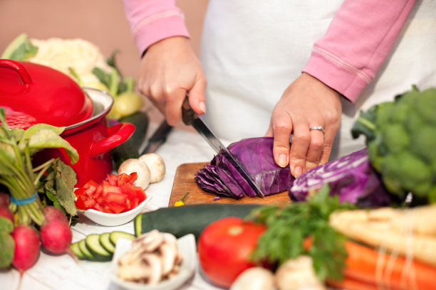 家庭主妇在厨房里把红白菜切成片图片下载