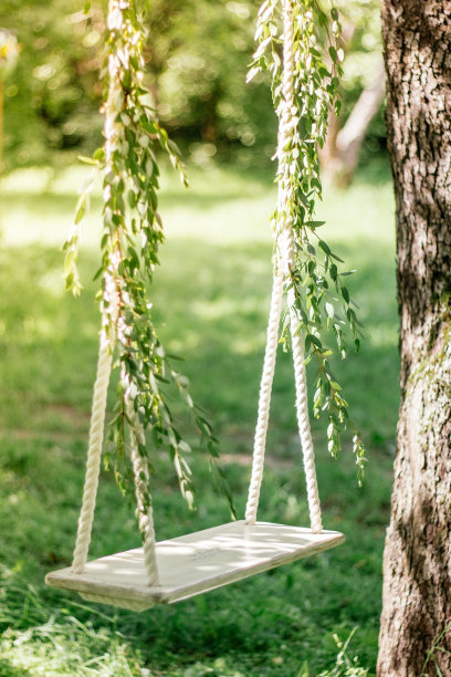 为婚礼拍照装饰的秋千。图片下载