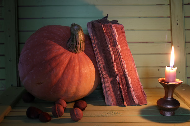 木桌上放着旧书、南瓜和蜡烛图片下载
