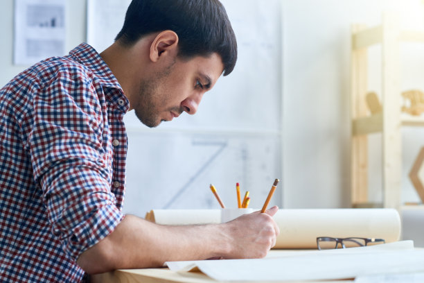 集中工程师绘制草图图片下载