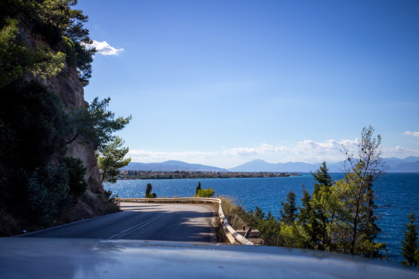 在海边的高速公路上开车图片下载