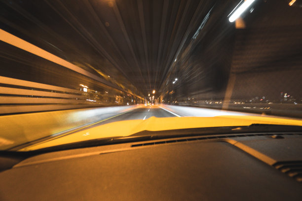 夜间高速行驶的汽车图片下载